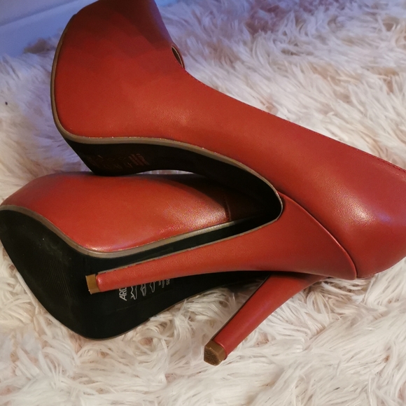 Beautiful red heels - Picture 2 of 2